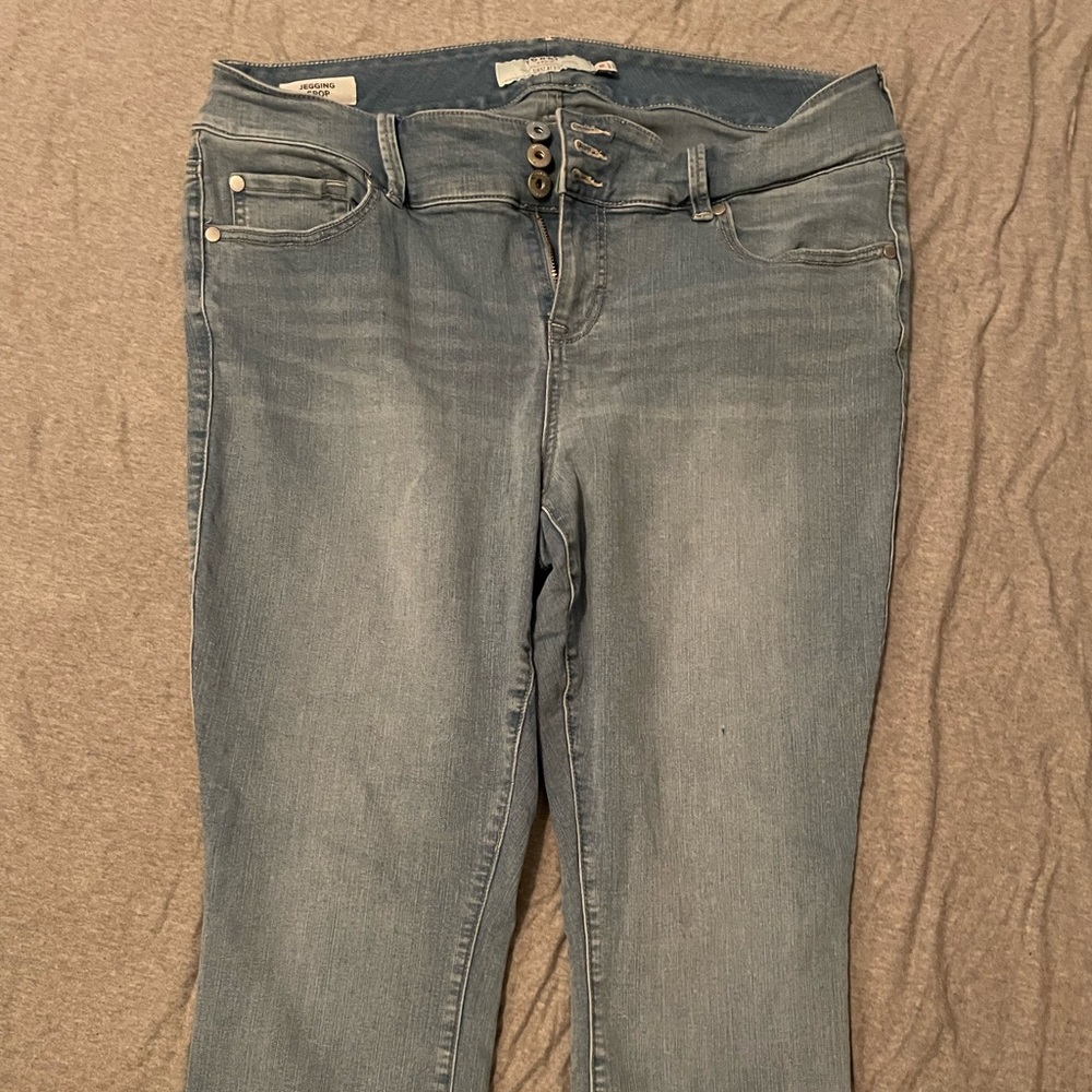torrid jegging crop capri light colored denim. Size 18.